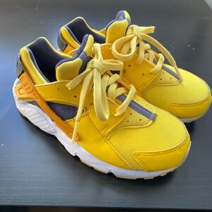 Kids Nike runners, size13, good condition